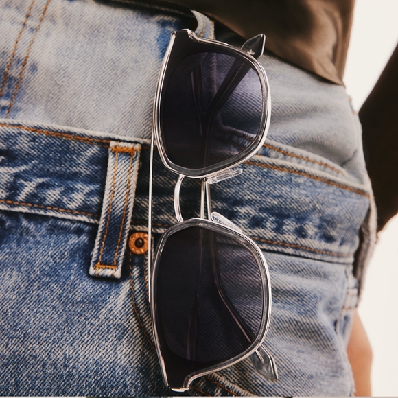 QUAY AUSTRALIA- Getaway Sunglasses- Gray, Smoke - Picture 5 of 6